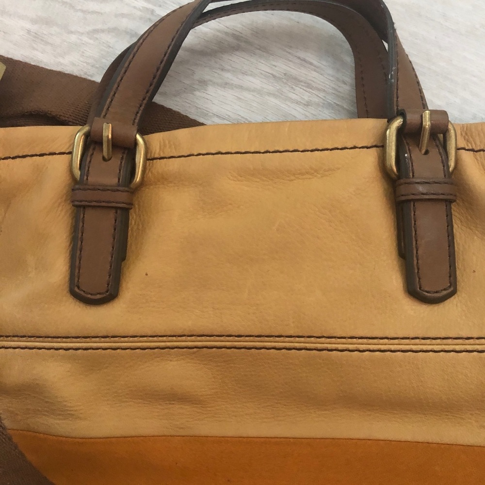 Fossil Explorer Crossbody Large - Picture 10 of 16